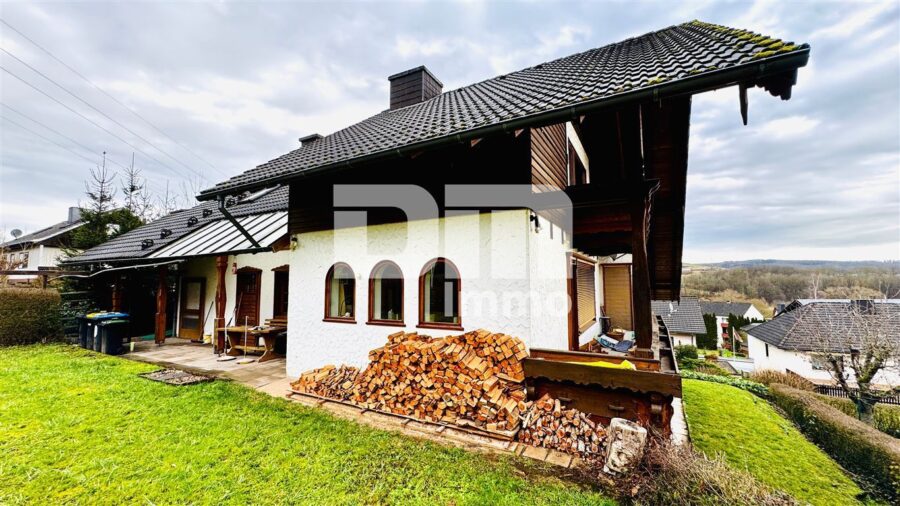 Hochwertiges 1-2 Familienhaus mit großem Garten in erhobener Ortsrandlage mit Panoramablick - Seitenansicht